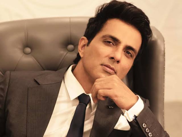 Akshay Kumar and Sonu Sood become real heroes by helping people