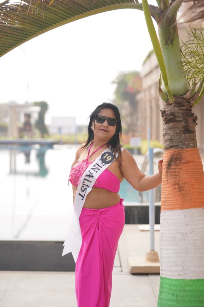 Nishi Srivastava walking in beach wear round at Mission Dreams Mrs India 2025-26 in Puri before winning the crown